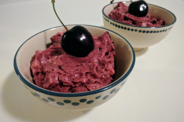 Gezond kersenijs met banaan