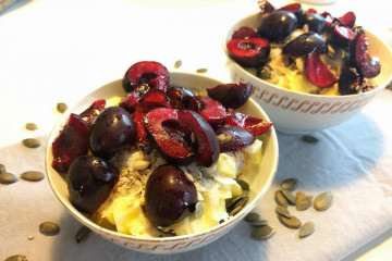 Gezond ontbijten met kersen en yoghurt