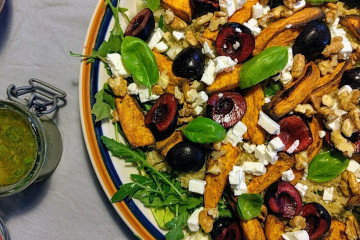 Zoete aardappelsalade met quinoa en kersen