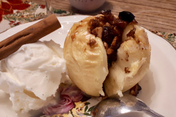 Appelen in de oven met veenbessen en walnoten