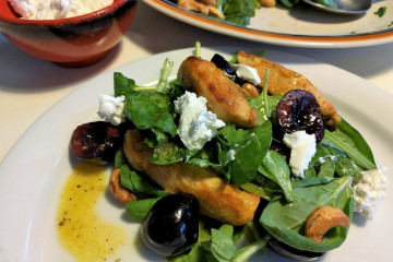 Spinaziesalade met kip, kersen en geitenkaas